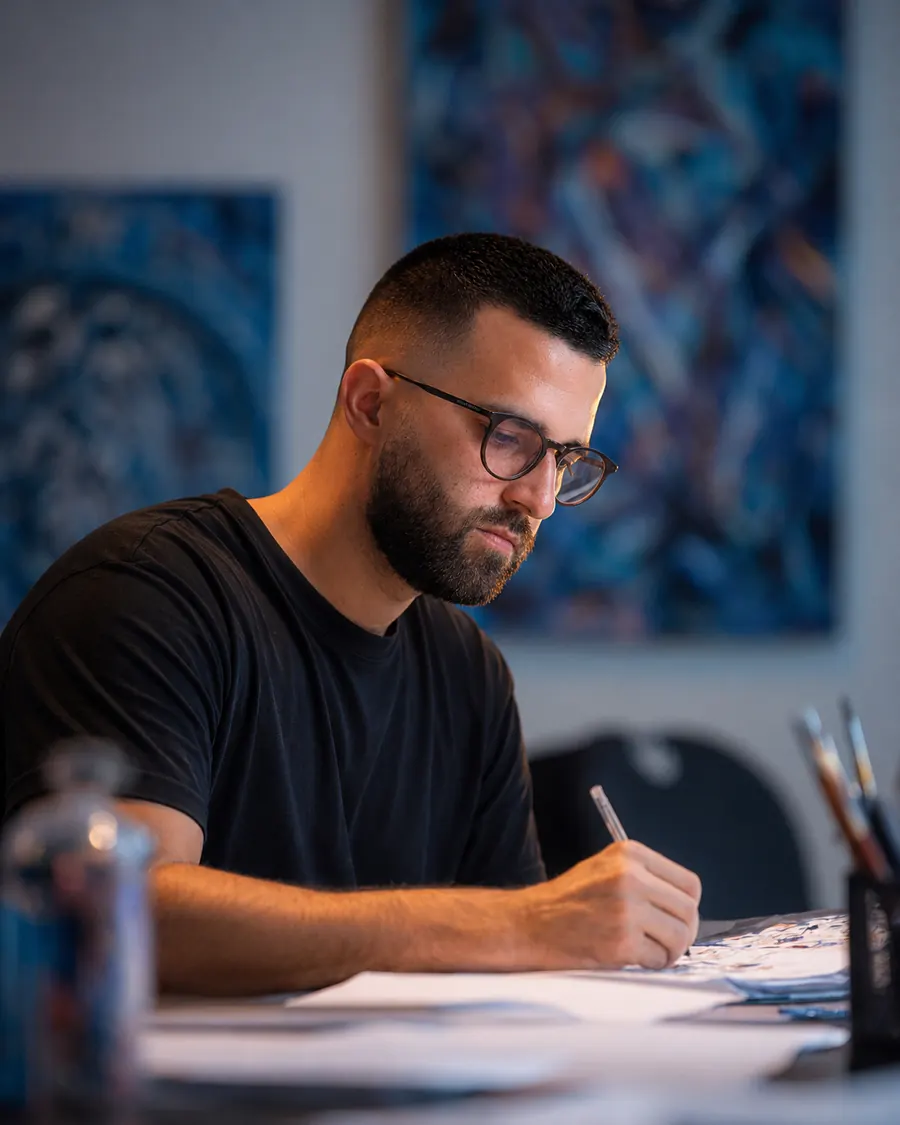 Giancarlo al lavoro alla scrivania